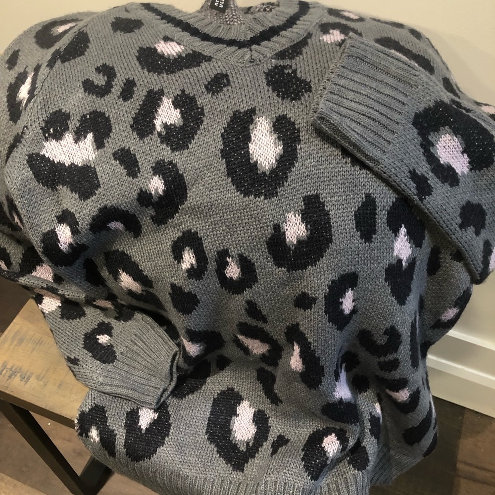 New V-Neck Sweater, M Size, Women ❄️